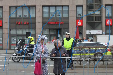 Foto Polizei Mülheim Polizist Streifenwagen Karneval 2017
