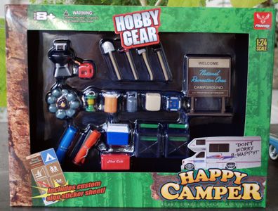 Hobby Gear 18430 Outdoor Zubehör Camping Grill Platz Feuer Happy Camper 1:24