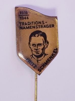 DDR Anstecknadel Traditionsnamensträger Fritz Schmenkel