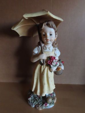 Figur Mädchen mit Schirm Blumenkorb u. Blumenstrauß gelbes Kleid Linea