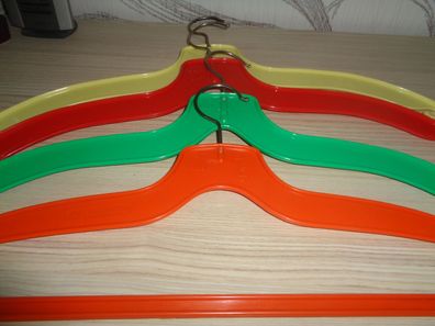 4 farbenfrohe Kleiderbügel bzw. Hosenbügel aus den 70er Jahren -DDR Plaste