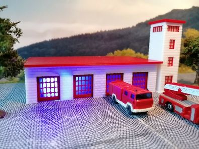 Feuerwehr mit LED - Blaulicht und Schlauchturm | Spur Z 1:220 | Bausatz