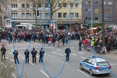 Foto Polizei Mülheim Einsatzhundertschaft Streifenwagen Karneval 2017