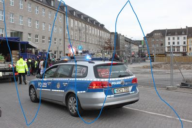 Foto Polizei Mülheim Streifenwagen Polizeiwagen VW Passat Karneval 2017 (2)