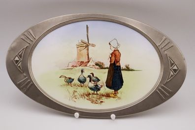 Idyllische Porzellanmalerei Gänsemagd + Windmühle Tablett mit Metall Montur #Z3