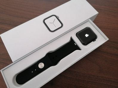 Apple Smartwatch Series 5 GPS (40mm) Space Grau / mit schwarzem Sportarmband