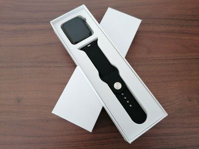 Apple Smartwatch Series 5 GPS (44mm) Space Grau / mit schwarzem Sportarmband