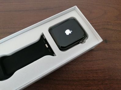 Apple Smartwatch Series 5 > GPS (44mm) Space Grau / mit schwarzem Sportarmband