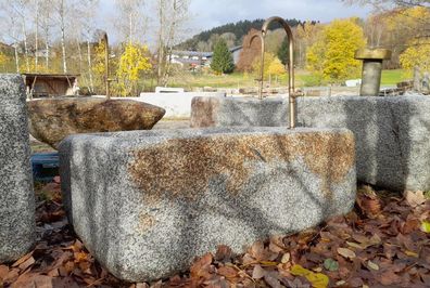 Granitbrunnen mit Messingeinlauf, Granitbrunnen, Brunnen für Garten, Brunnentrog