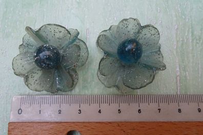 alter Modeschmuck Ohrringe Clipse "Blume" Blüte Kunststoff blau-transparent & Glimmer