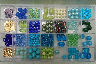 Glasperlenmix grün-blau & Charms gold silber & Sortierbox