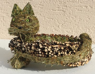 Dekofigur Deko Figur Katze liegend Länge 28 cm zum Bepflanzen aus Heu und Reisig