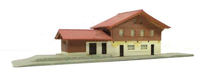 Fertigmodell N Kibri Nebenbahnhof mit Güterschuppen (HN-0728g)