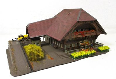 Fertigmodell N Kibri Bauernhof Emmental mit KFZ