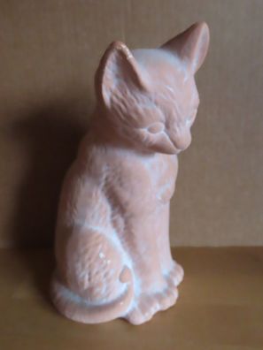Figur Katze Keramik Terrakotten Farben sitzt Kopf nach unten gesenkt