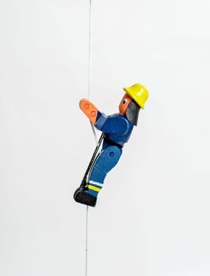 Holzspielzeug Kletterfigur Feuerwehrmann neu Höhe=6,5 (Kletterseil ca 45 cm)cm