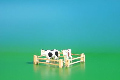 Holzfiguren Kühe mit Zaun Höhe 3cm NEU Reifenspielzeug Spielzeug Fahrtier Holzspi