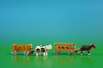 Miniaturen Kastenwagen und Leiterwagen mit Fässer mit Kutscher natur BxH 9x3,5cm