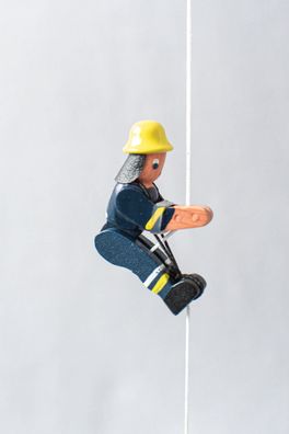 Holzspielzeug Kletterfigur Feuerwehrmann alt Höhe=6,5 (Kletterseil ca 45 cm)cm