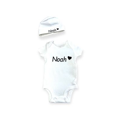 Baby Body mit Mütze und Name, weißer Kurzarmbody, personalisiert