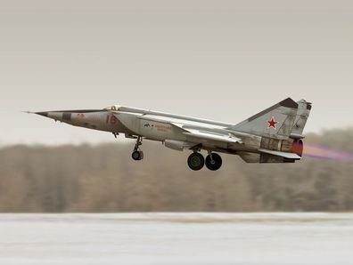 ICM 1:72 72172 MiG-25 RBT, Soviet Reconnaissance Plane (100% new molds)