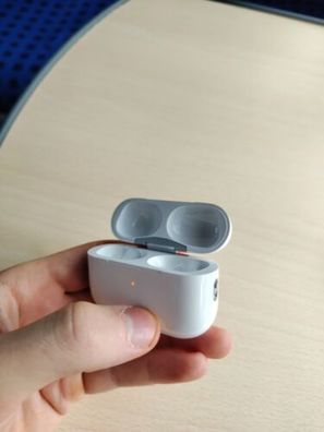 Apple AirPods Pro 2. Generation Ladecase A2700 Ligthning Case - wie neu