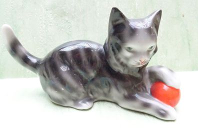 alte Tierfigur Katze mit Ball 1-214 ? Porzellan ca 14x7cm