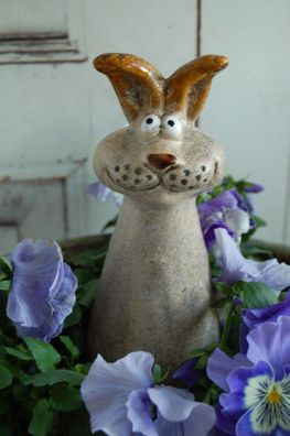 Sehr süßer Landhaus Zaunhocker Hase, Zaunfigur aus Keramik, Gartendeko