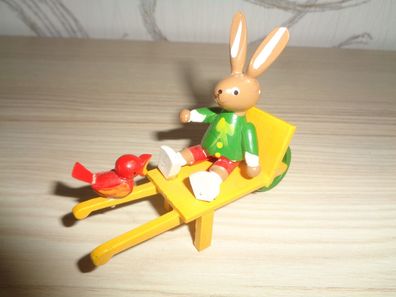 kleine Osterdeko -Hase auf Karre mit Vögelchen