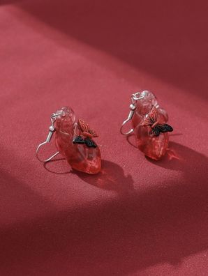 Ohrringe rotes Herz mit Schmetterling aus Harz Ohrhaken
