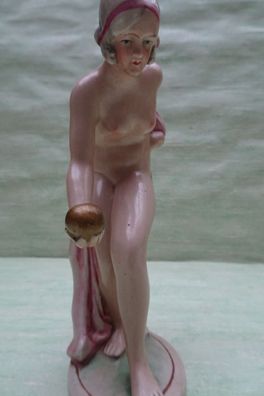 Art Deco Frau Akt Erotik Figur mit Ball Porzellan Germany 20997 ca 18cm