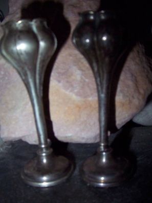 Zwei dekorative Jugendstil Vasen in Metall versilbert, signiert: E.P NS
