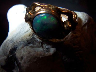 Erotika Ring weiblicher Akt einen Traum Opal haltend 585er Rotgold - Augenweide