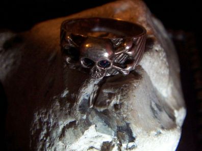 Patriotischer- Piraten- Totenkopf-Ring 935 Silber Ring blaue Augen- Freikorps