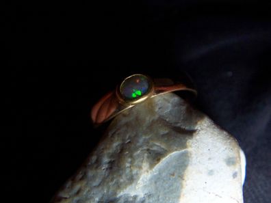 eleganter Ring Bandring 75018ct Gold Black Crystal Opal Traum in Grün- Blau-Rot