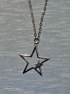 Halskette mit einem Anhänger Hohler Stern