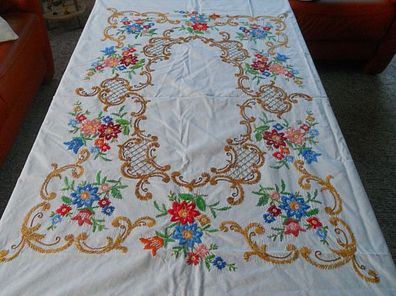 schöne Tischdecke mit bestickten Blumen-aufwendige Handarbeit-135 x185cm