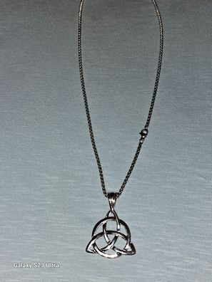Halskette mit einem Trias Anhänger - Silber
