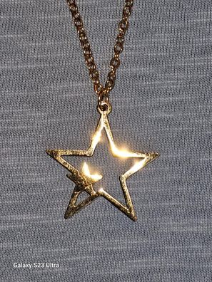 Halskette mit einem Anhänger Hohler Stern Farbe Gold