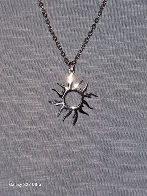 Colorful Holow Sun Design mit einer Halskette in der Farbe Silber