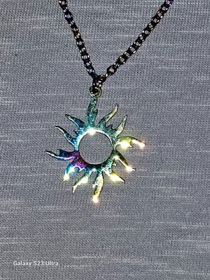 Colorful Holow Sun Design mit einer Halskette