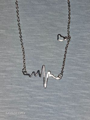 Halskette mit einem Anhänger als Motiv Herzschlagmuster Farbe Silber