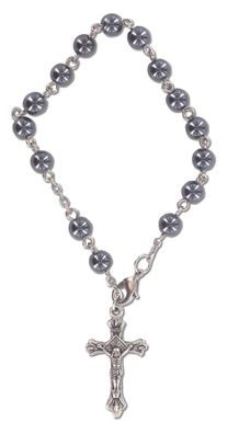 Armband mit Perlen und Kreuz aus Metall