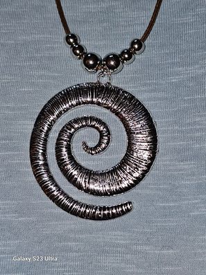 Eine Halskette mit einem Kreisförmigen Kreativen Design Anhänger