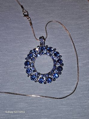 Funkelnde Hohl Runde Anhänger Halskette in der Farbe Silberblau