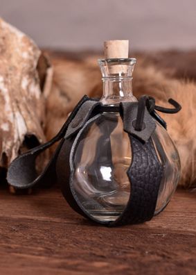Kugel-Feldflasche aus Glas mit Gürtelhalter aus Leder