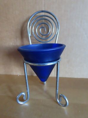 Teelichthalter mit blauem spitzem Glas in einem Stuhlgestell