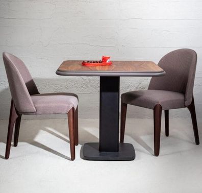 Holz-Esszimmermöbel: Quadratisch Tisch mit vier eleganten Stühlen