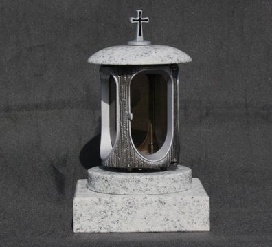 Grablaterne auf Granitsockel aus Viscont Granit Grablampe mit Kreuz