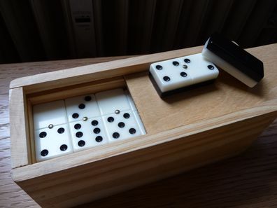 Grosses 6er Domino-Set in Holzbox aus Spanien (28 Steine in Turniergroesse) - NEUW.